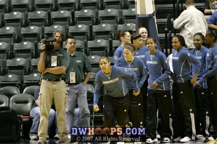 Lindsey Harding leads the Lynx into a pregame drill...