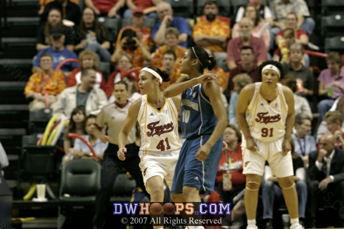 Lindsey Harding whips a pass to the wing