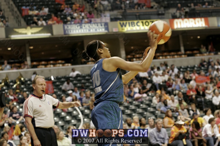 Lindsey Harding inbounds for the Lynx