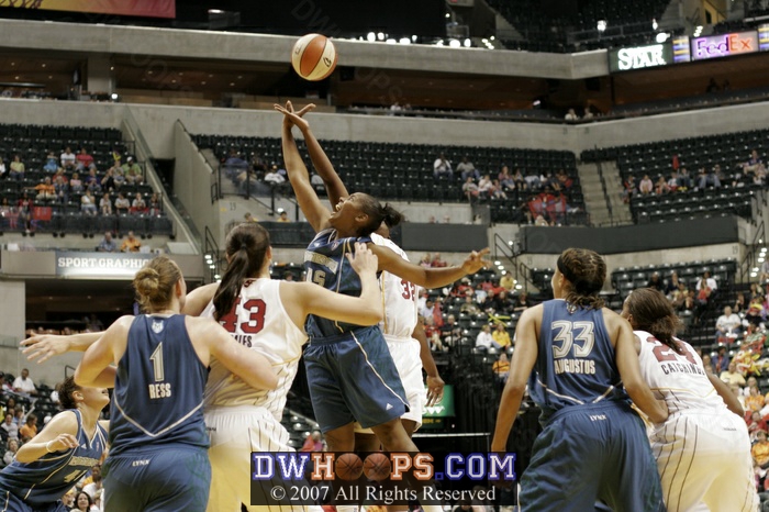 Ebony Hoffman (32) and Noelle Quinn jump