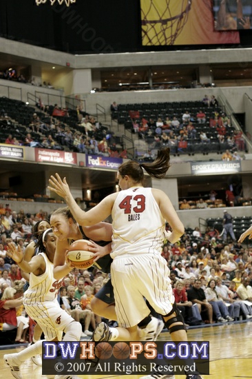 Alison Bales notches her first WNBA block against Kathryn Ress - 3 of 6